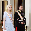 5. april: Kronprinsparet deltar i seremonien som ønsker Litauens president velkommen til Norge. Her ankommer de gallamiddagen på Slottet til ære for presidenten (Foto: Erlend Aas / Scanpix)